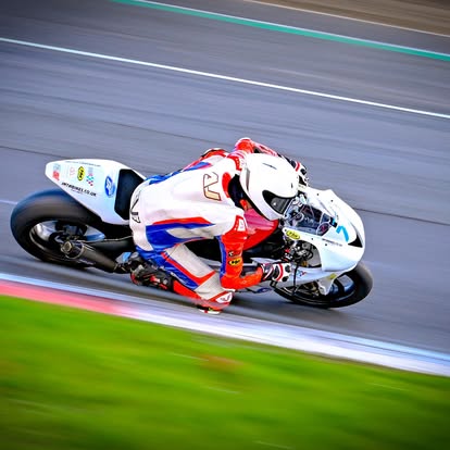 AJ racing in the pack